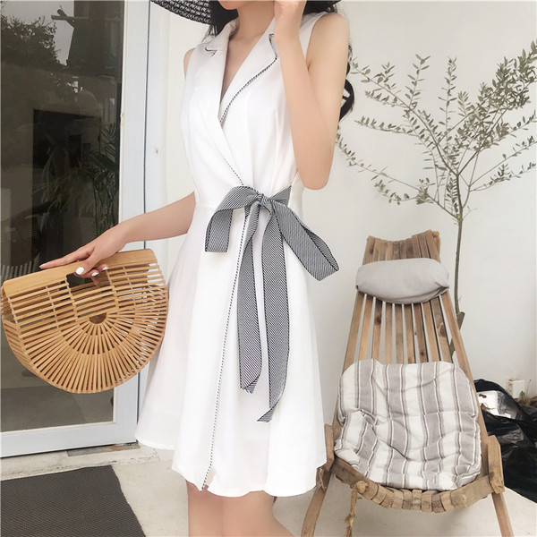 Ежедневна дамска рокля с връзки в бял цвят 