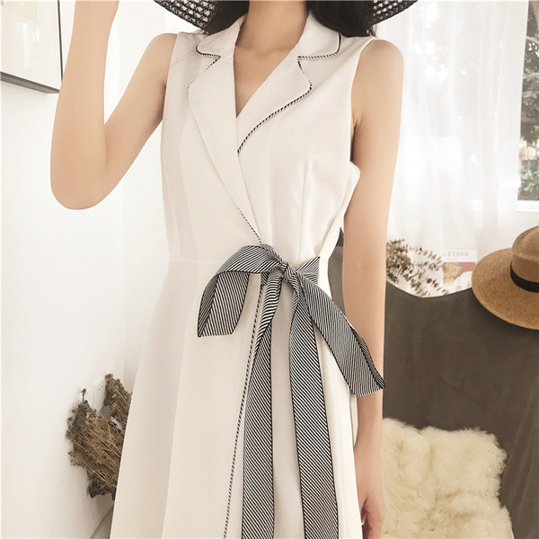 Ежедневна дамска рокля с връзки в бял цвят 