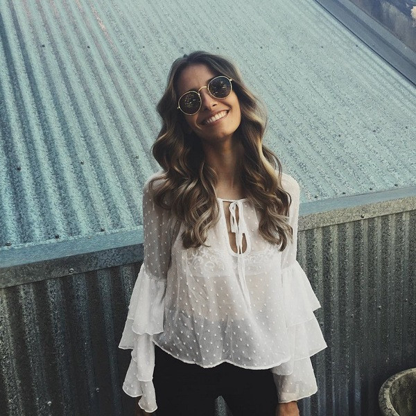 Γυναικεία μπλούζα  με δαντέλα με μανίκι λωτού σε λευκό και μαύρο χρώμα