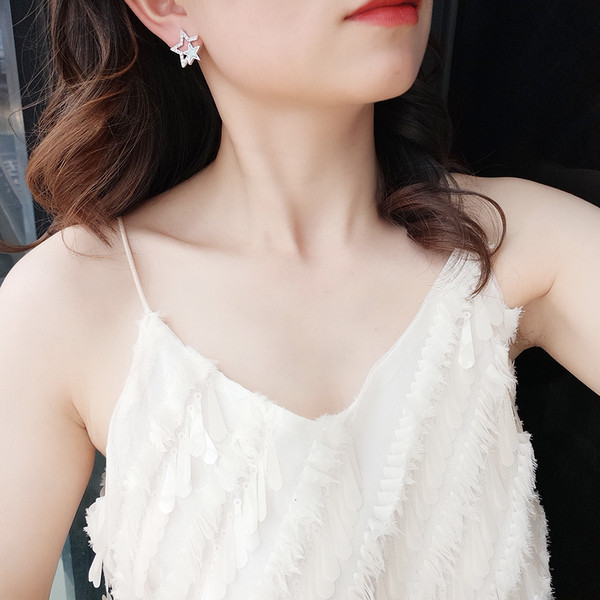 Cercei de dama actuali in doua culori cu pietre decorative