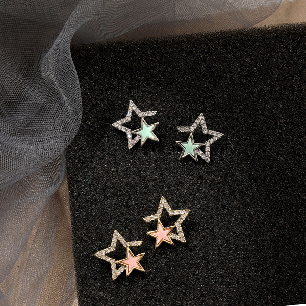 Cercei de dama actuali in doua culori cu pietre decorative