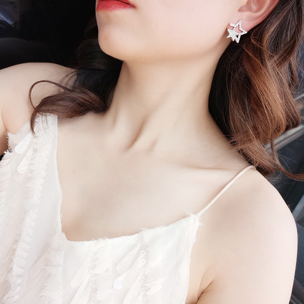 Cercei de dama actuali in doua culori cu pietre decorative