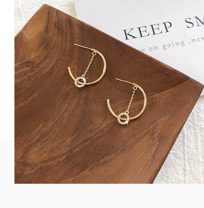 Дамски модерни обеци в златист цвят