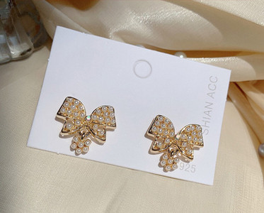 Дамски модерни обеци в златист цвят с перли