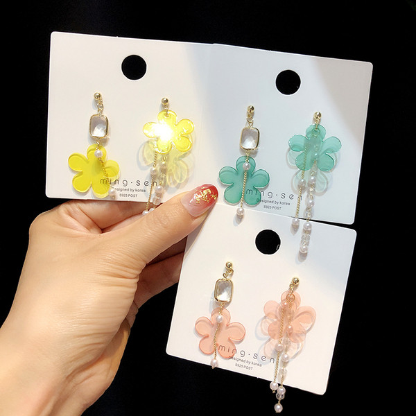 Cercei de dama actuali cu perle in trei culori