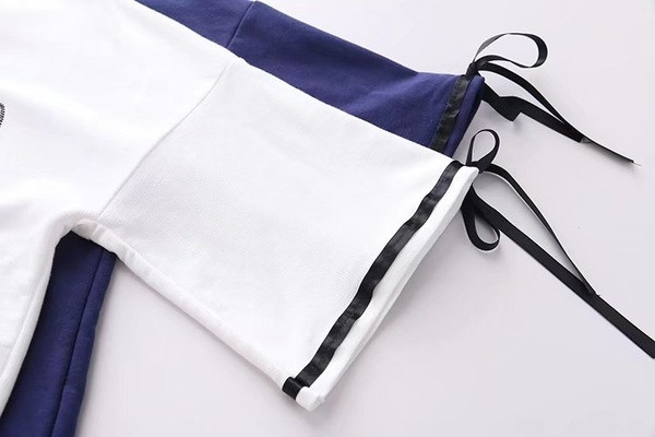 Μοντέρνο γυναικείο μπλουζάκι με εφαρμογές και κορδόνια  σε δύο χρώματα