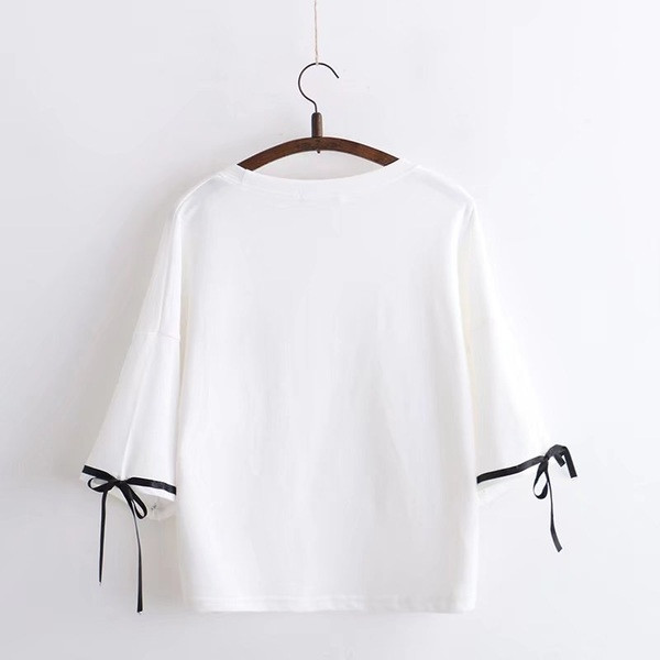 Μοντέρνο γυναικείο μπλουζάκι με εφαρμογές και κορδόνια  σε δύο χρώματα