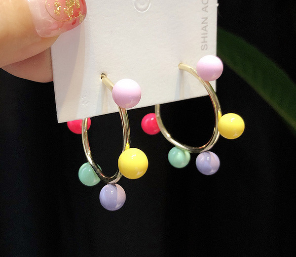 Cercei de dama actuali cu margele colorate