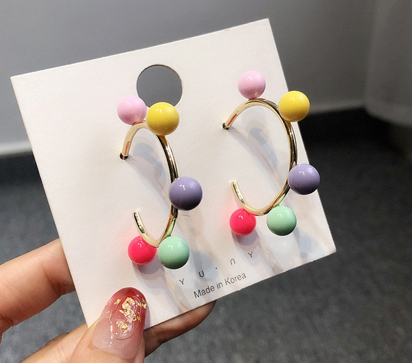 Cercei de dama actuali cu margele colorate