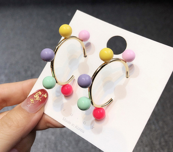 Cercei de dama actuali cu margele colorate