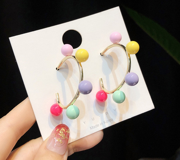 Cercei de dama actuali cu margele colorate