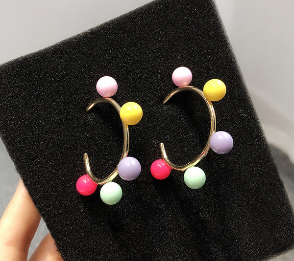 Cercei de dama actuali cu margele colorate