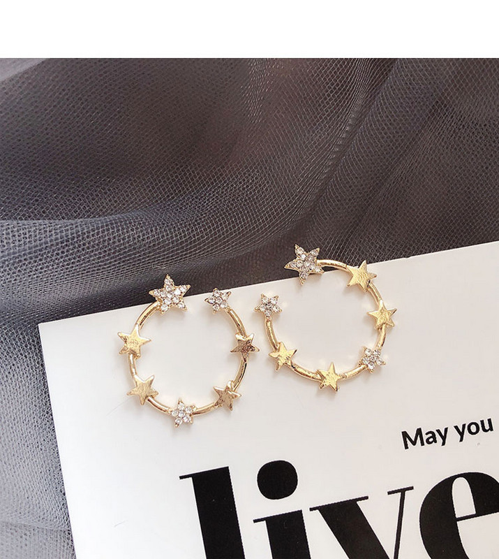 Нов модел дамски обеци в златист цвят с камъни