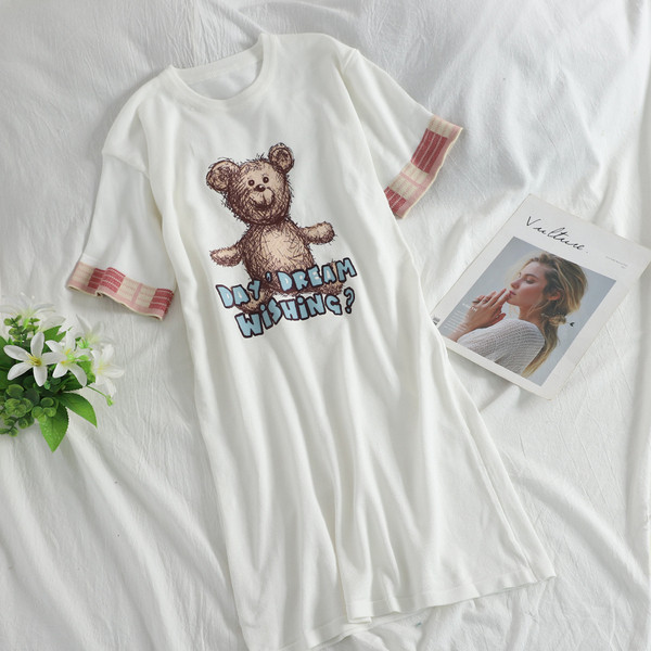 Ежедневна дамска рокля с апликация в бял и черен цвят