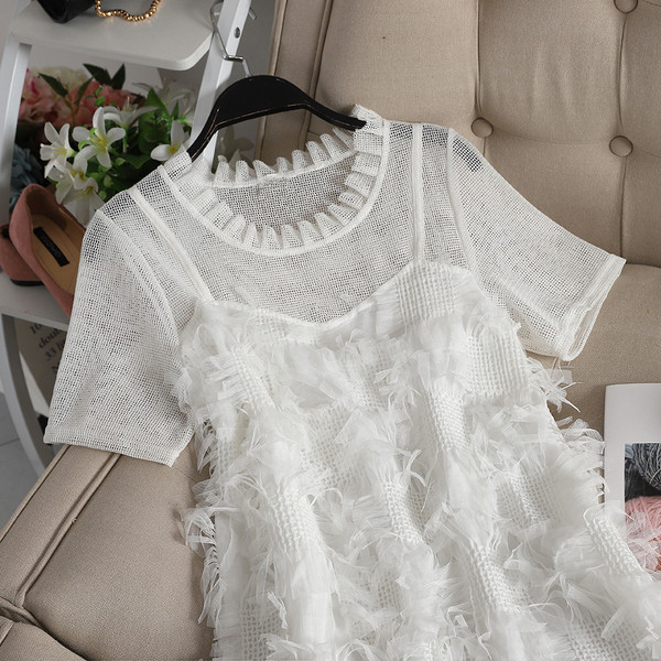 Модерна дамска рокля с къс ръкав и дантела в бял цвят