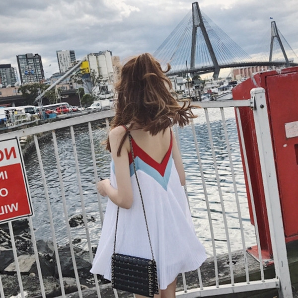 Дамска къса рокля с презрамки в бял цвят