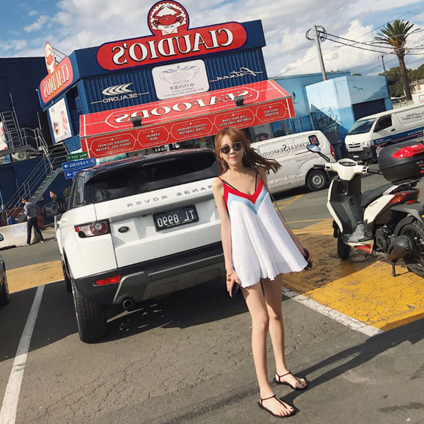 Дамска къса рокля с презрамки в бял цвят