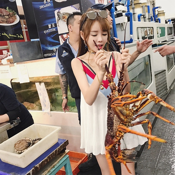 Дамска къса рокля с презрамки в бял цвят