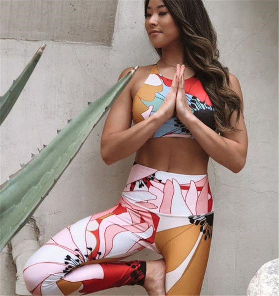 Дамски спортен комплект от две части с флорален десен 