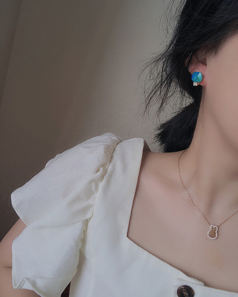 Дамски модерни обеци с камъни в три цвята 