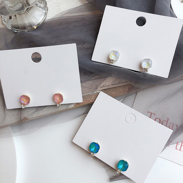 Дамски модерни обеци с камъни в три цвята 