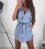 Модерна дамска дънкова рокля в светъл и тъмен цвят