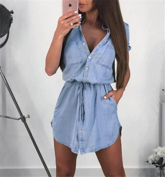 Модерна дамска дънкова рокля в светъл и тъмен цвят 