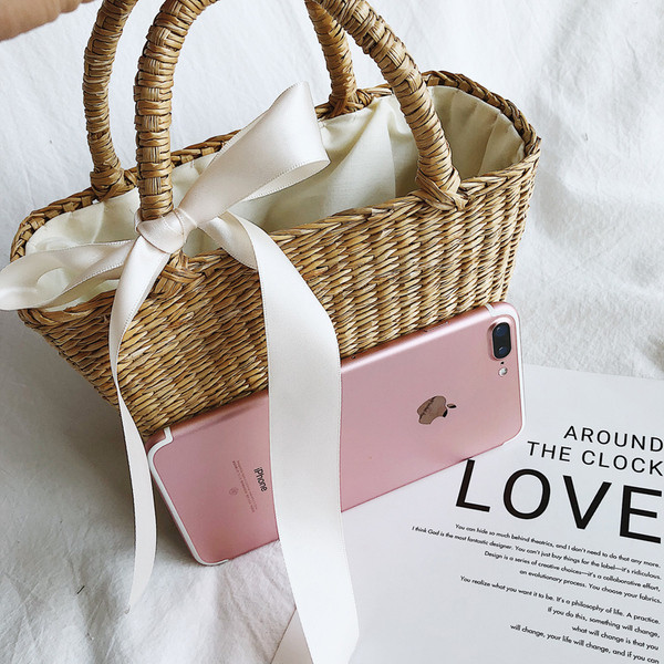 Стилна дамска чанта от плетиво с декорация панделка