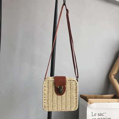 Модерна дамска чанта с метално закопчаване