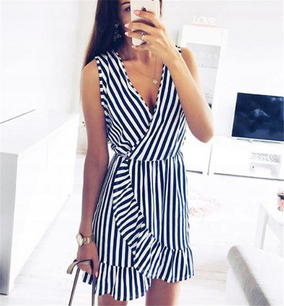 Раирана дамска рокля с V-образно деколте в черно-бял цвят