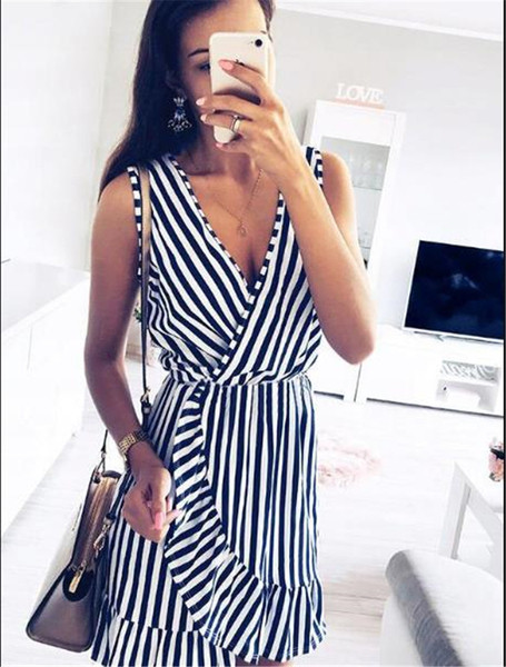 Раирана дамска рокля с V-образно деколте в черно-бял цвят 