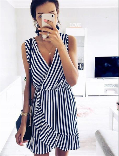 Раирана дамска рокля с V-образно деколте в черно-бял цвят 