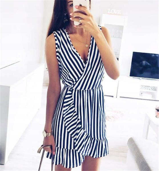 Раирана дамска рокля с V-образно деколте в черно-бял цвят 