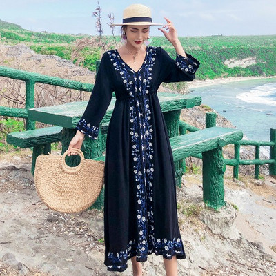 Дамска плажна дълга рокля с бродерия в бял и черен цвят