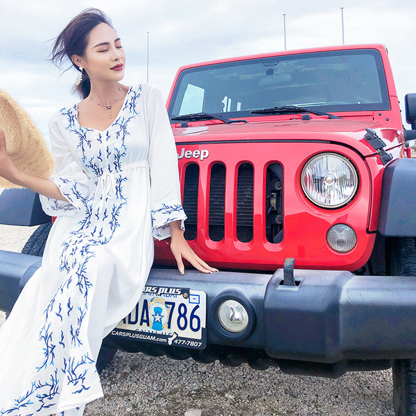 Дамска плажна дълга рокля с бродерия в бял и черен цвят