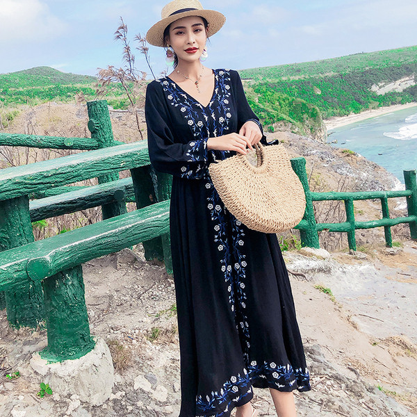 Дамска плажна дълга рокля с бродерия в бял и черен цвят