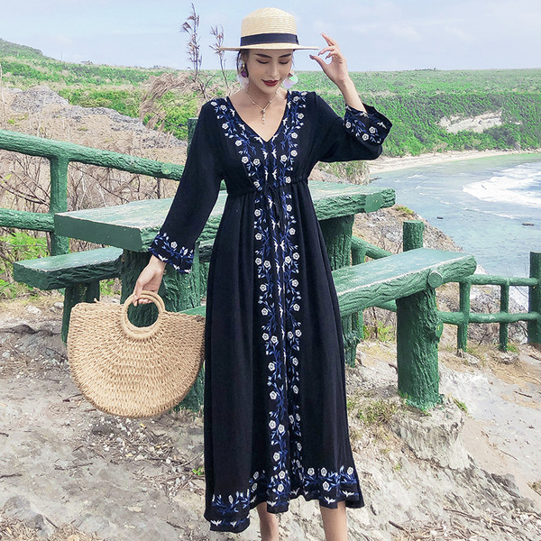 Дамска плажна дълга рокля с бродерия в бял и черен цвят