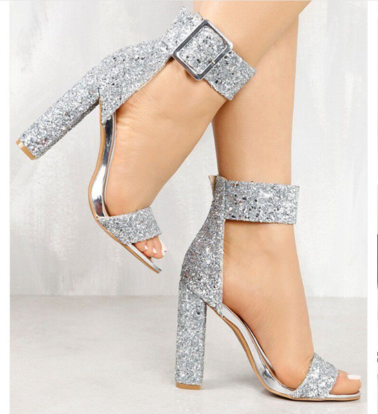 Модерни дамски сандали с катарама в два цвята 