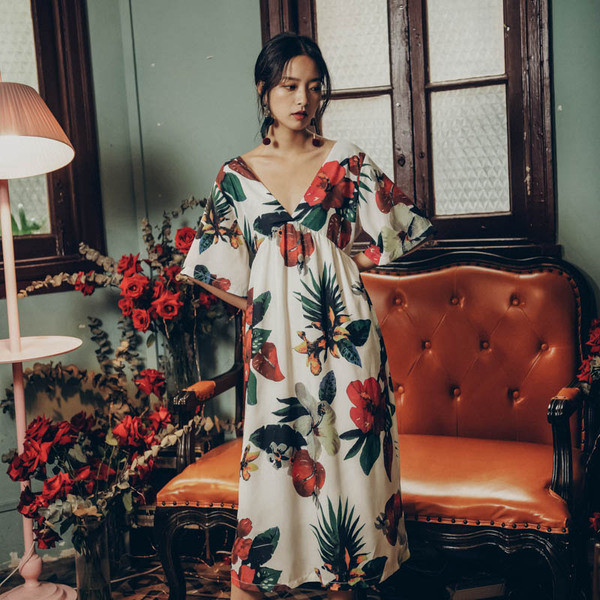 Ежедневна широка рокля с V - образно деколте и гол гръб с флорален принт