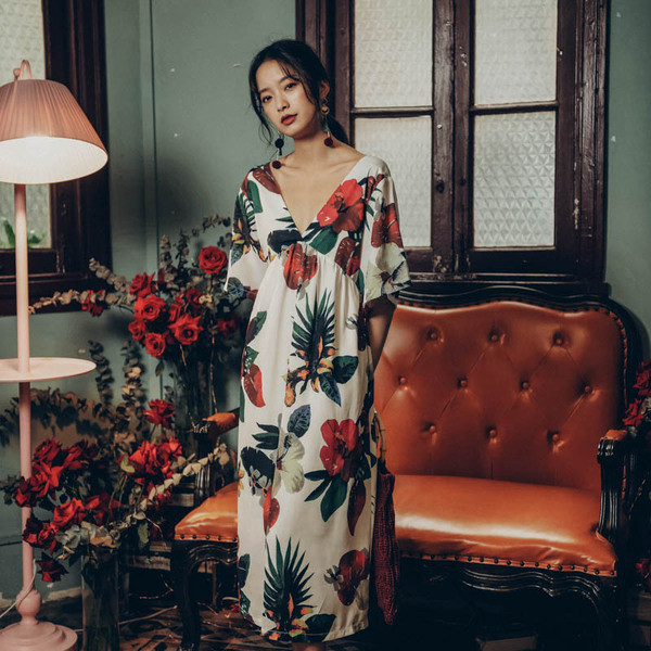 Ежедневна широка рокля с V - образно деколте и гол гръб с флорален принт