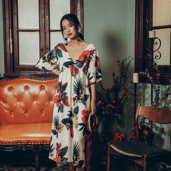 Ежедневна широка рокля с V - образно деколте и гол гръб с флорален принт