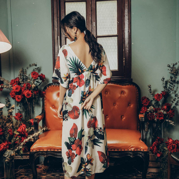 Ежедневна широка рокля с V - образно деколте и гол гръб с флорален принт