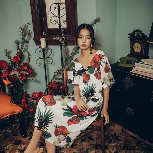 Ежедневна широка рокля с V - образно деколте и гол гръб с флорален принт