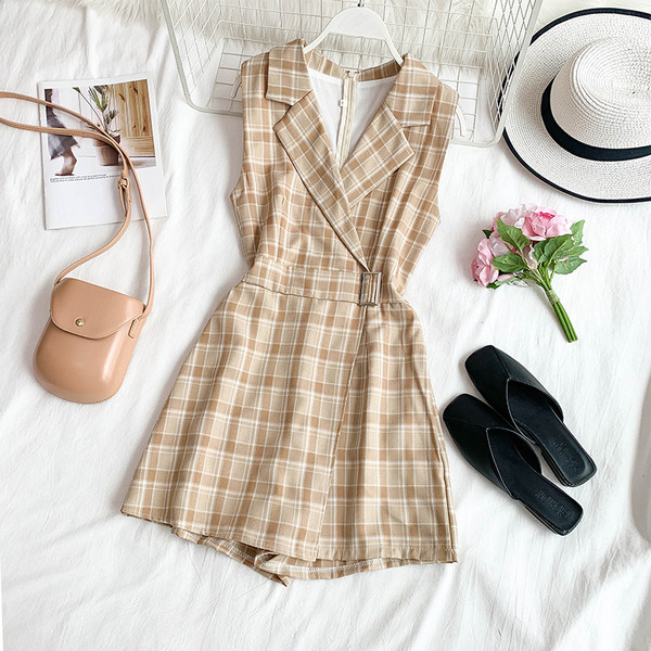 Стилен дамски кариран гащеризон с V-образно деколте в няколко цвята 