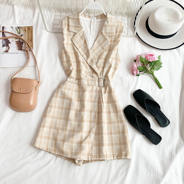 Стилен дамски кариран гащеризон с V-образно деколте в няколко цвята 