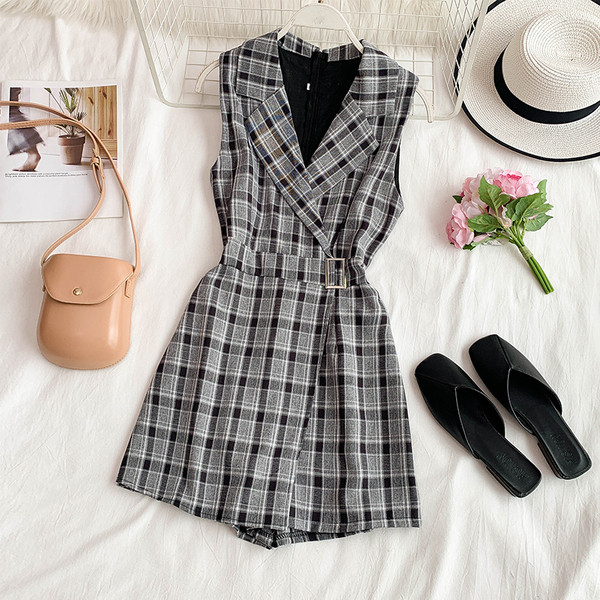 Стилен дамски кариран гащеризон с V-образно деколте в няколко цвята 