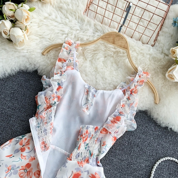 Пролетна дамска рокля с флорален десен 