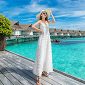 Ежедневна рокля с презрамки и V - образно деколте подходяща и за плаж в бял и розов цвят