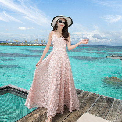 Ежедневна рокля с презрамки и V - образно деколте подходяща и за плаж в бял и розов цвят