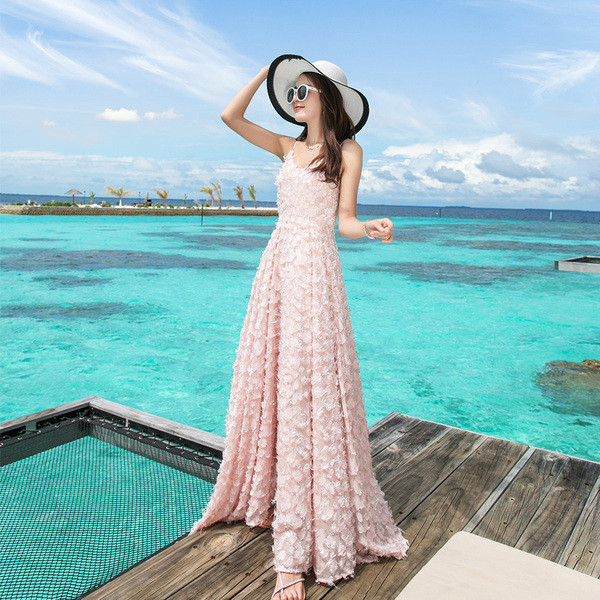 Ежедневна рокля с презрамки и V - образно деколте подходяща и за плаж в бял и розов цвят